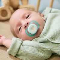 Комплект от 2 бр. ортодонтични залъгалки за новородени Philips AVENT Ultra Start 0-2м, в синьо и зелено със забавен декор, в кутия за стерилизиране-E2GPF.jpeg