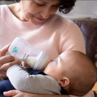 Комплект за бебе Philips AVENT, с 2 бр. шишета за хранене Natural Response 260 мл, 1м+, с биберони без протичане, 2 бр. залъгалки Ultra Air, Октоподи-JpGEA.png