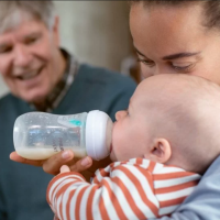 Комплект за новородено Philips AVENT с 4 шишета за хранене Natural Response, 0м+, 1м+, с биберони без протичане, клапа AirFree, залъгалка Ultra Soft и четка за почистване-b5Jyj.png