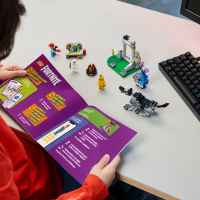 Конструктор LEGO Fortnite, Лагерът на Peely и Sparkplug-mCkyq.jpeg