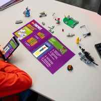 Конструктор LEGO Fortnite, Лагерът на Peely и Sparkplug-pAAge.jpeg