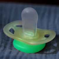 2 бр. светещи ортодонтични залъгалки за новородени Philips AVENT Ultra Start Night 0-2м, в оранжево и лилаво с декор луна и звезди, в кутия за стерилизиране-tgXBK.jpeg